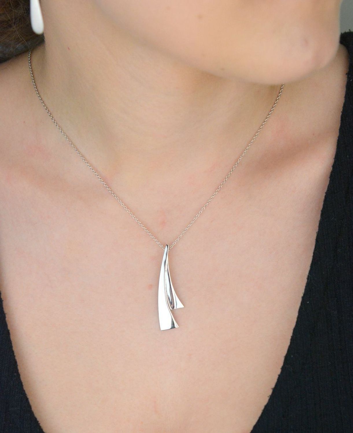 Elegancki srebrny naszyjnik próba 925 z geometryczną zawieszką. Długość naszyjnika 40 cm + 5 cm przedłużenie, waga 3,97 g. Doskonały wybór na prezent.1.jpg